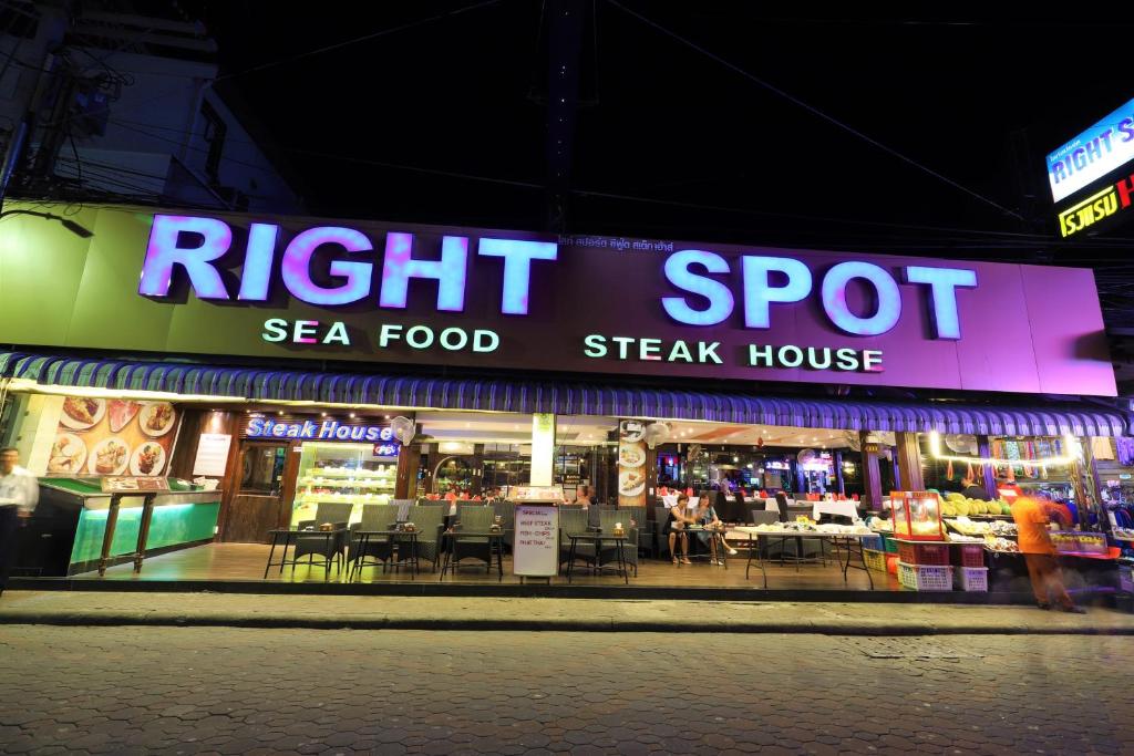 una bisteccheria di pesce proprio di notte di Right Spot a Pattaya Sud