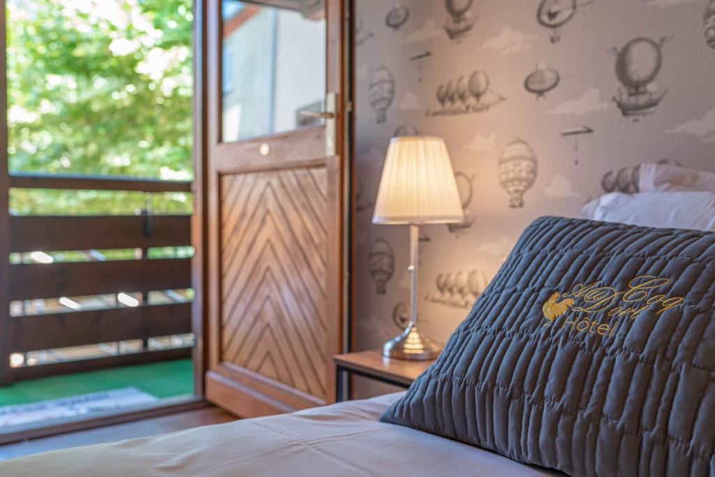 Postel nebo postele na pokoji v ubytování Hôtel Au Coq Dort Spa