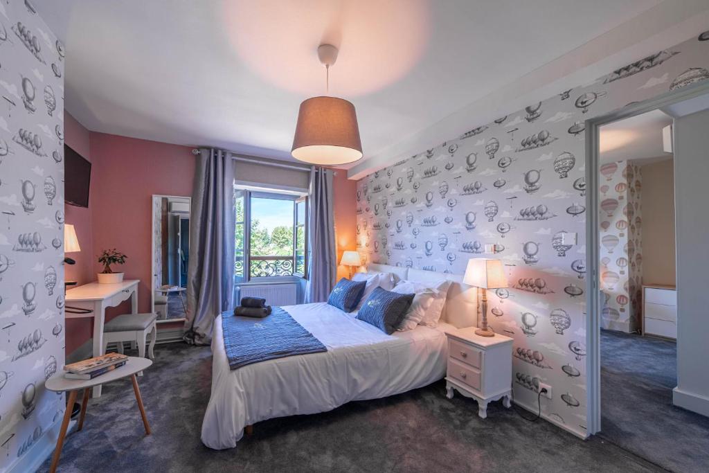 Postel nebo postele na pokoji v ubytování Hôtel Au Coq Dort Spa
