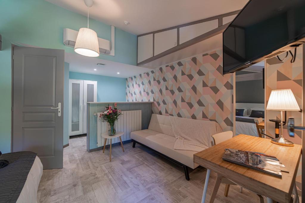 Posezení v ubytování Hôtel Au Coq Dort Spa