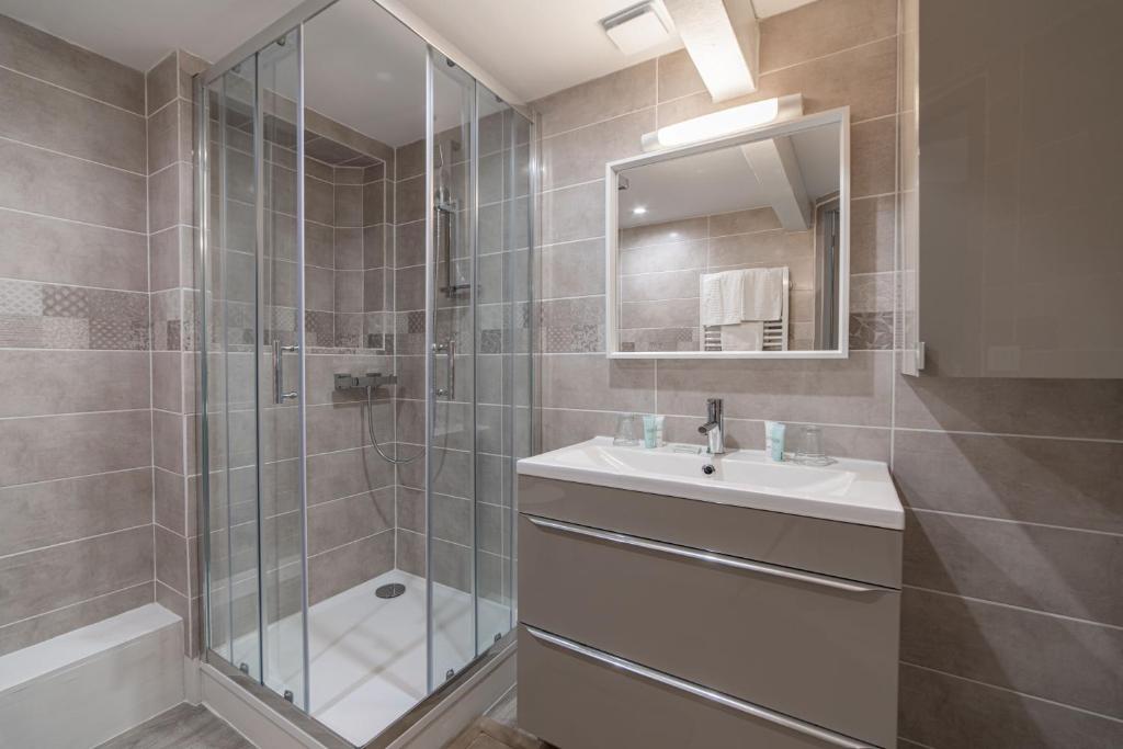 Koupelna v ubytování Hôtel Au Coq Dort Spa