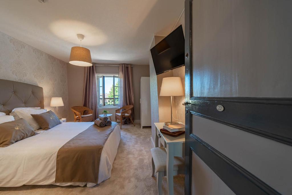 Postel nebo postele na pokoji v ubytování Hôtel Au Coq Dort Spa