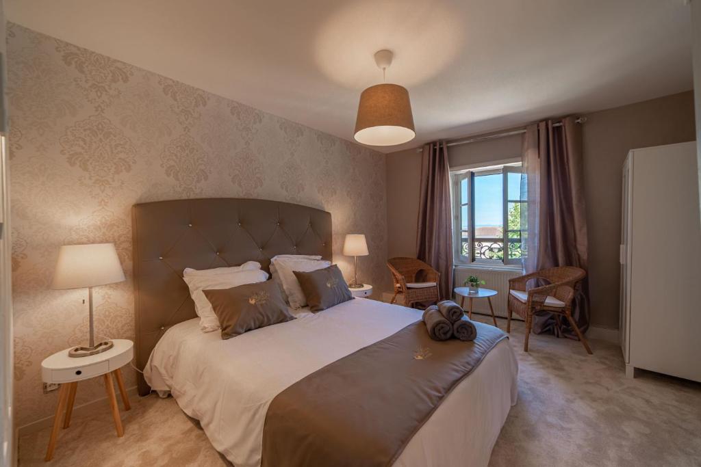 Postel nebo postele na pokoji v ubytování Hôtel Au Coq Dort Spa