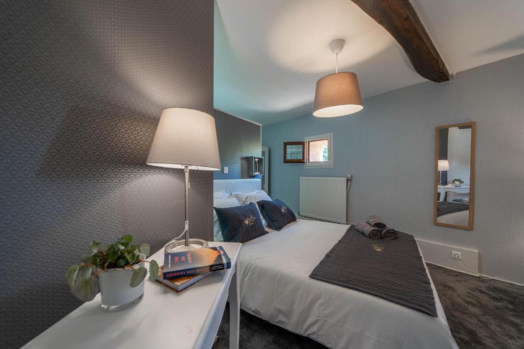Postel nebo postele na pokoji v ubytování Hôtel Au Coq Dort Spa
