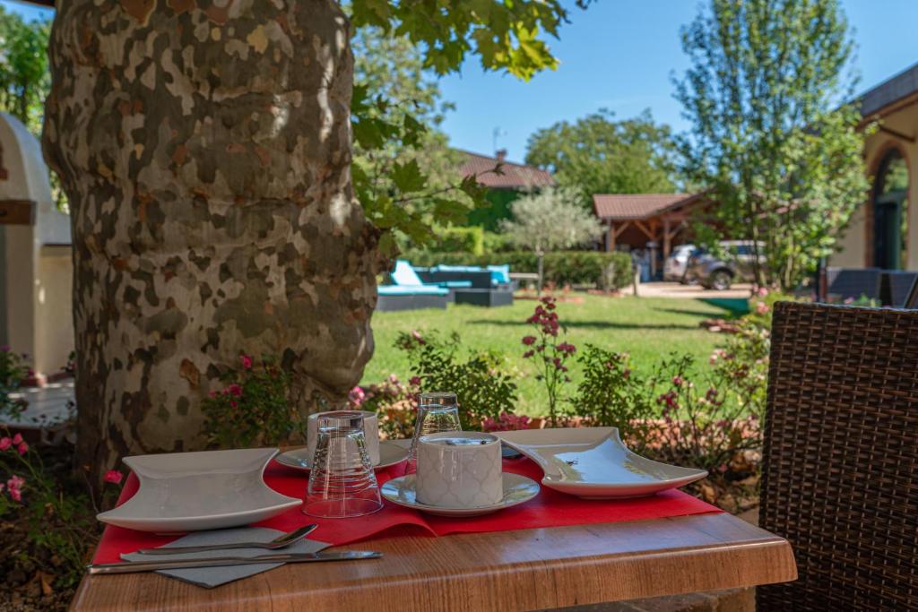 Zahrada ubytování Hôtel Au Coq Dort Spa