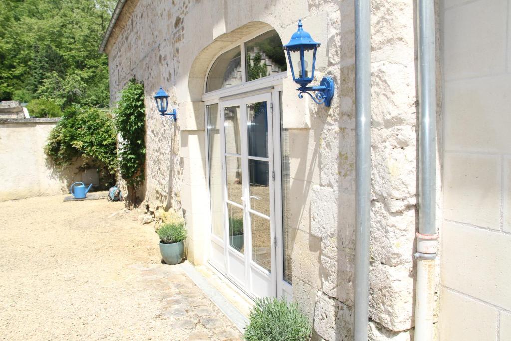 a building with a white door and a window at Alba Cottage in Bitry