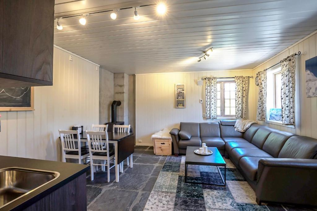 - un salon avec un canapé et une table dans l'établissement Røde Kors ground floor, à Brunstad