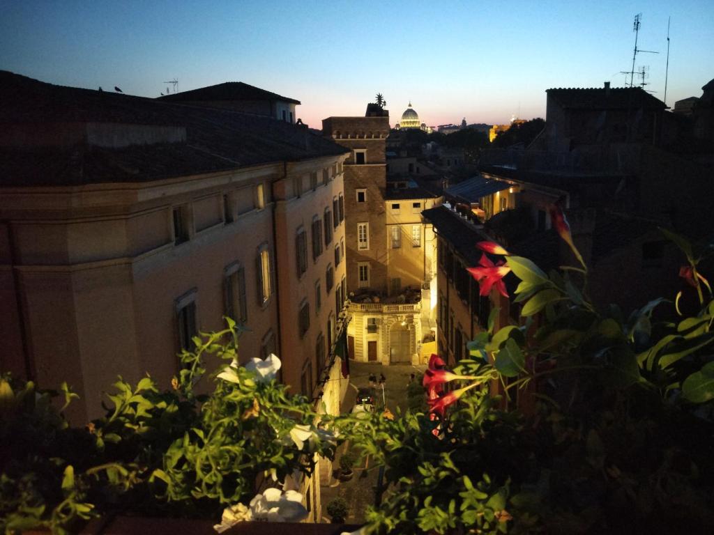 Blick auf eine Stadt bei Sonnenuntergang mit Gebäuden in der Unterkunft Stelletta 1a in Rom
