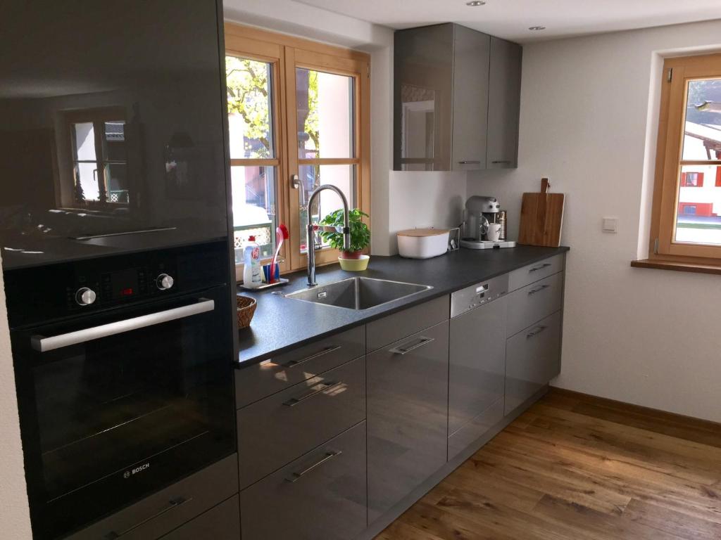 Kuchyň nebo kuchyňský kout v ubytování Alpin Chalet Kern