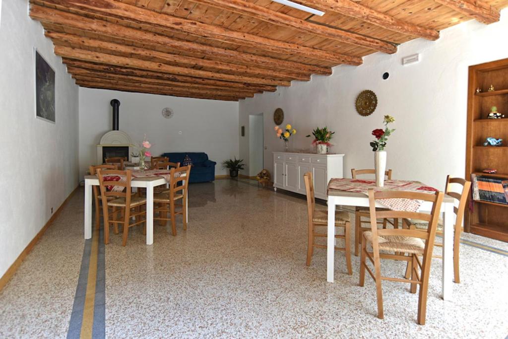 a kitchen and dining room with a table and chairs at In Valle - Alloggio vacanze in Quero