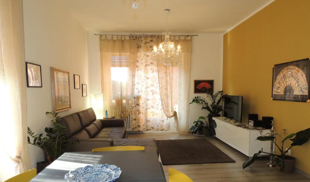 uma sala de estar com um sofá e uma mesa em residenza Arusnati em Verona