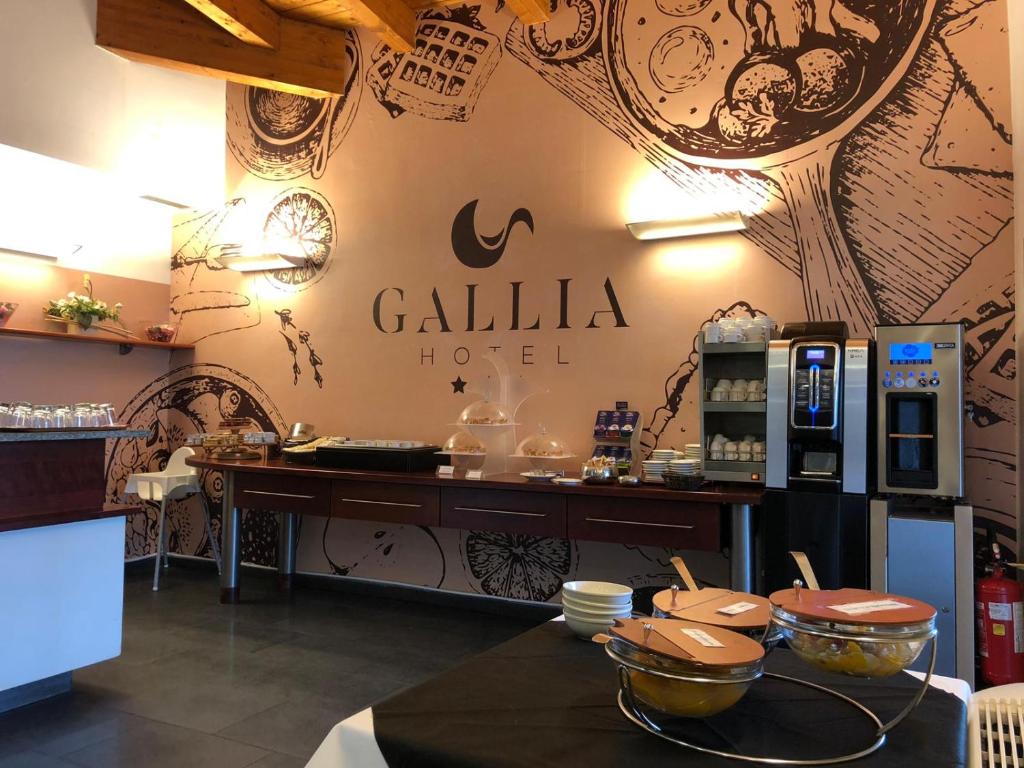 Kuchyň nebo kuchyňský kout v ubytování Hotel Gallia
