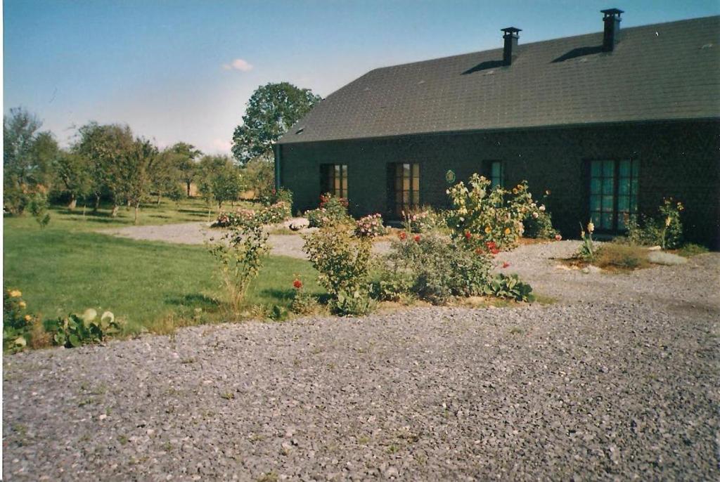 una casa con un jardín delante de ella en LA VALLEE MARIAUX, en Bossus-lès-Rumigny