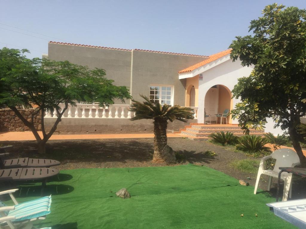 a house with a green lawn in front of it at Mi casa in Puerto del Rosario