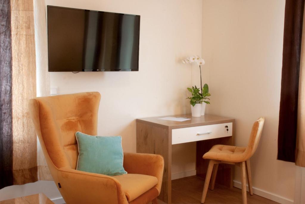 TV a/nebo společenská místnost v ubytování Hotel Isha