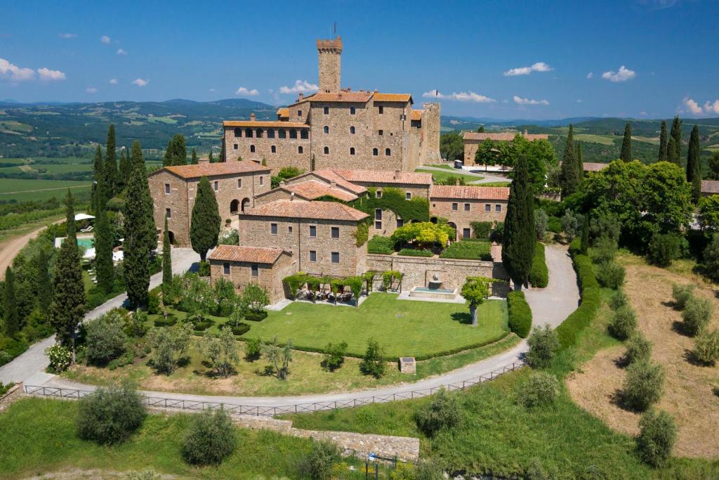 Vue aérienne d'un grand bâtiment sur une colline dans l'établissement Castello Banfi - Il Borgo, à Montalcino