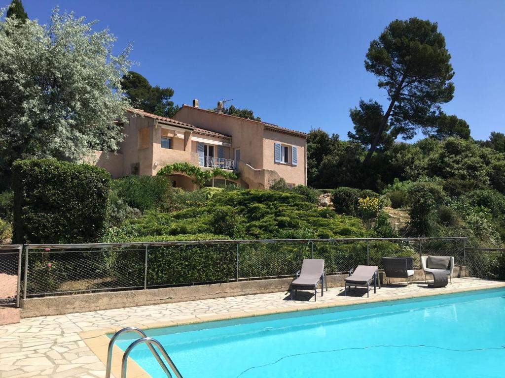 une maison avec une piscine et deux chaises longues dans l'établissement Leis Arbouso, à Lorgues