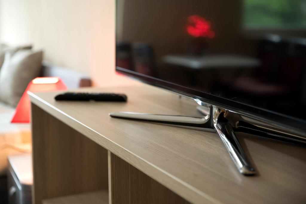Televízia a/alebo spoločenská miestnosť v ubytovaní 4family *RESORT*SPA*
