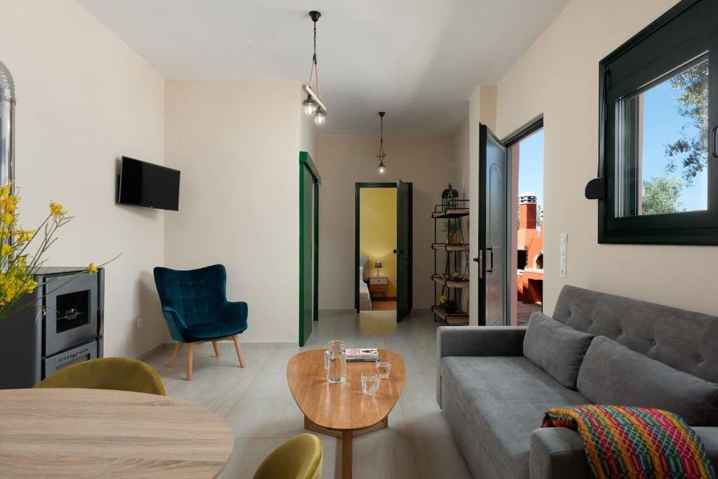 salon z kanapą i stołem w obiekcie Agapi's Home w mieście Roussospítion
