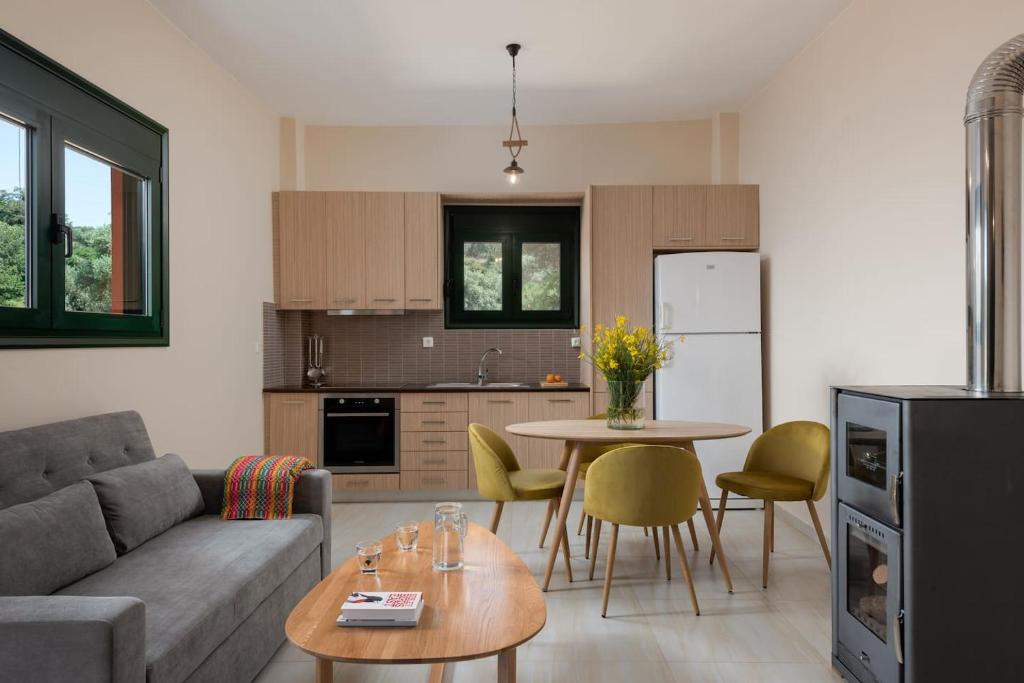 salon z kanapą i stołem w obiekcie Agapi's Home w mieście Roussospítion