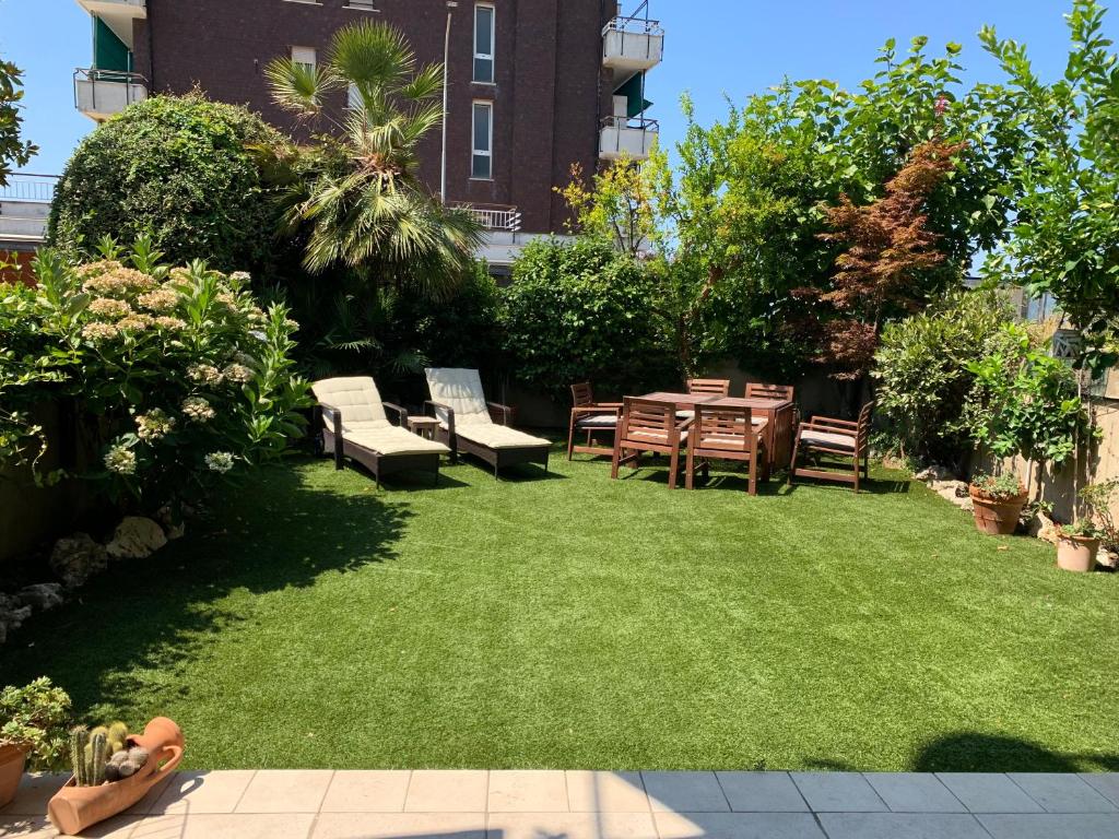 a backyard with a table and chairs and a lawn at The Tides in Sestri Levante