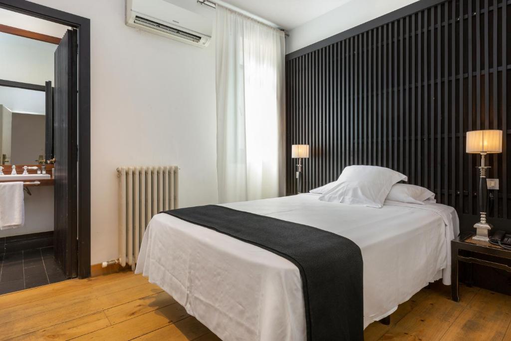 A bed or beds in a room at Hotel Market