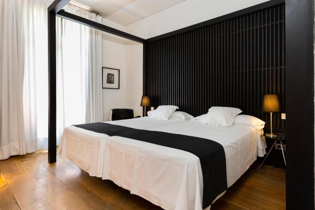 A bed or beds in a room at Hotel Market