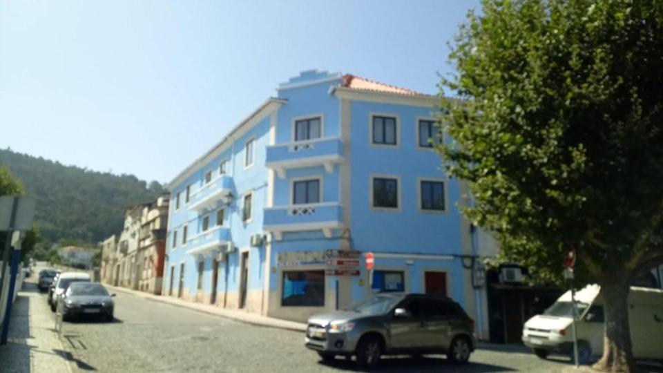 un edificio azul al lado de una calle en Hotel Bem Estar, en Lousã