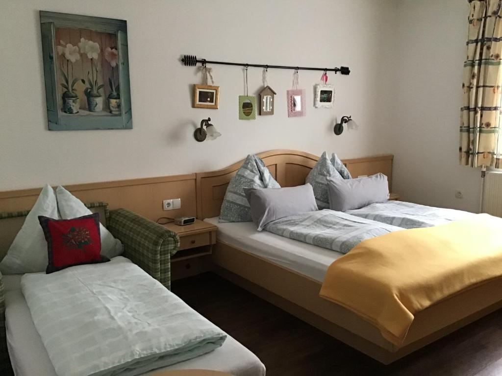 Postel nebo postele na pokoji v ubytování Pension Haus Sanz