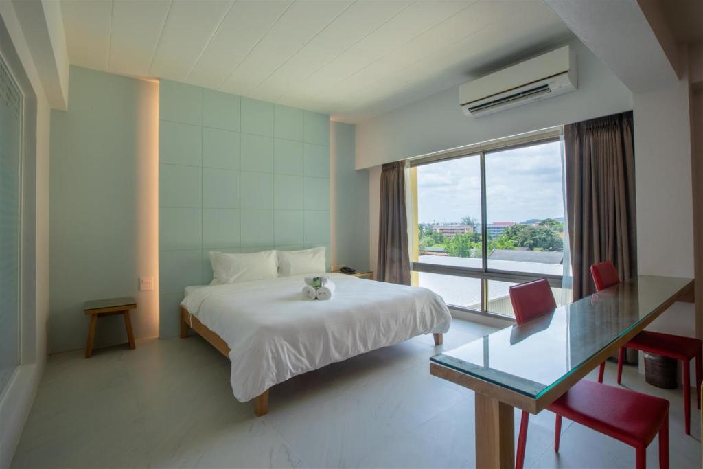 โรงแรมโกลว์ รัตนา เพลส - 