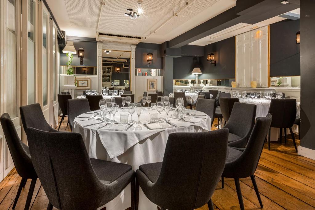 A restaurant or other place to eat at Hotel Market