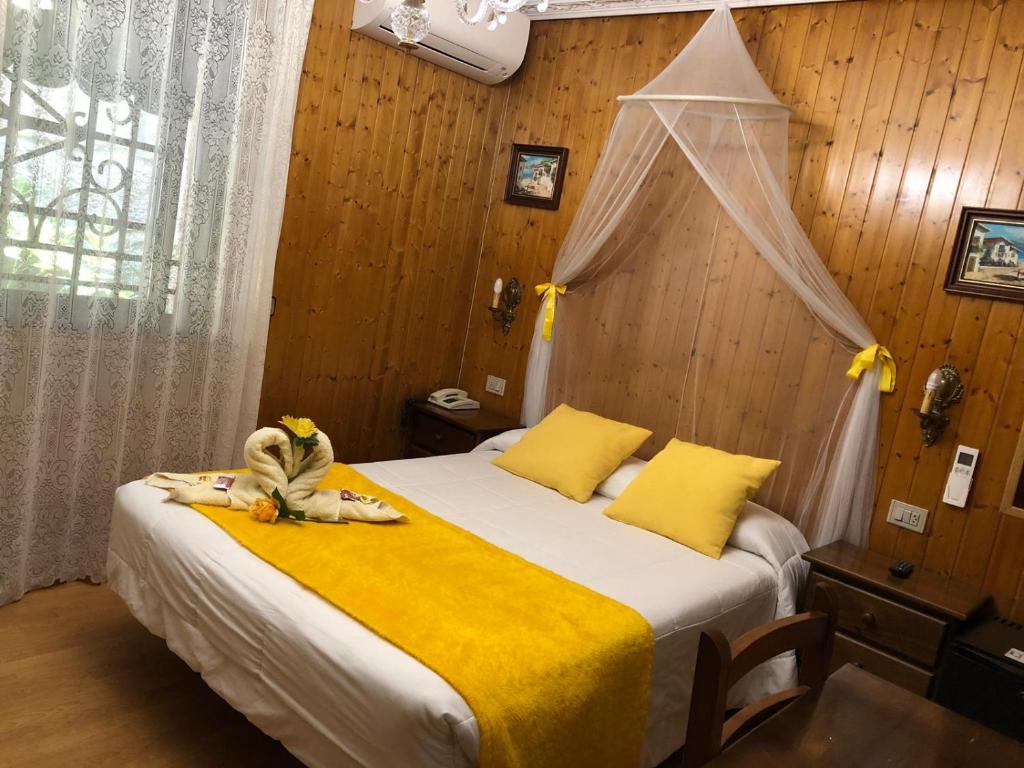 Postel nebo postele na pokoji v ubytování Hotel Playa Samil Vigo
