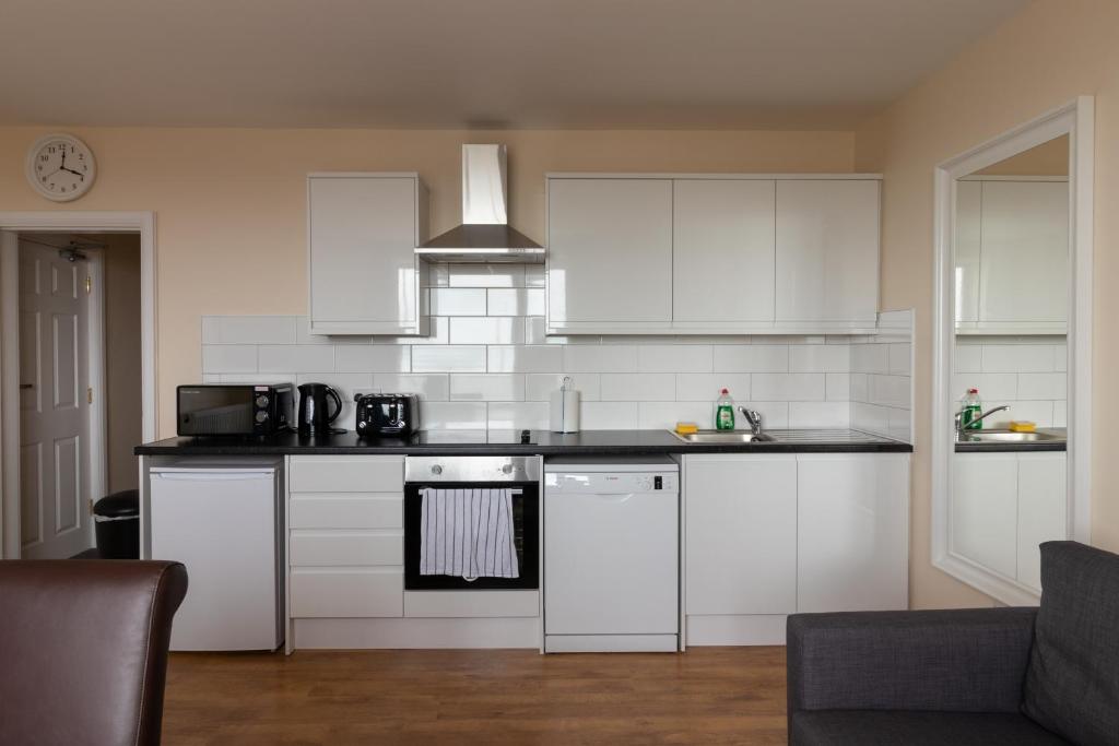Kuchyň nebo kuchyňský kout v ubytování Granada Apartments Queen's Promenade