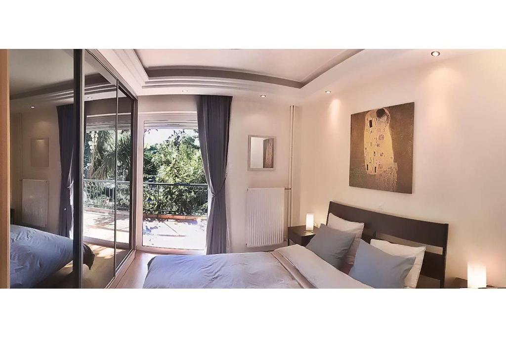 Postel nebo postele na pokoji v ubytování A1 Elegant Vouliagmeni apt in a Unique Spot