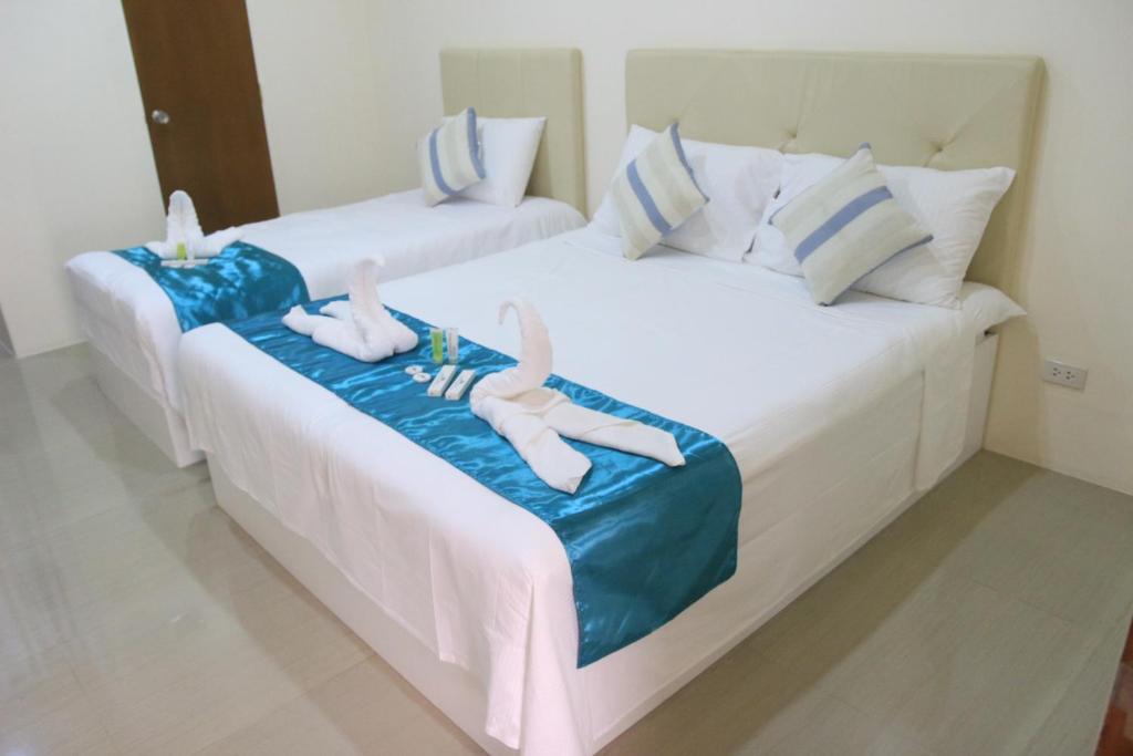 Postel nebo postele na pokoji v ubytování RNR Suites