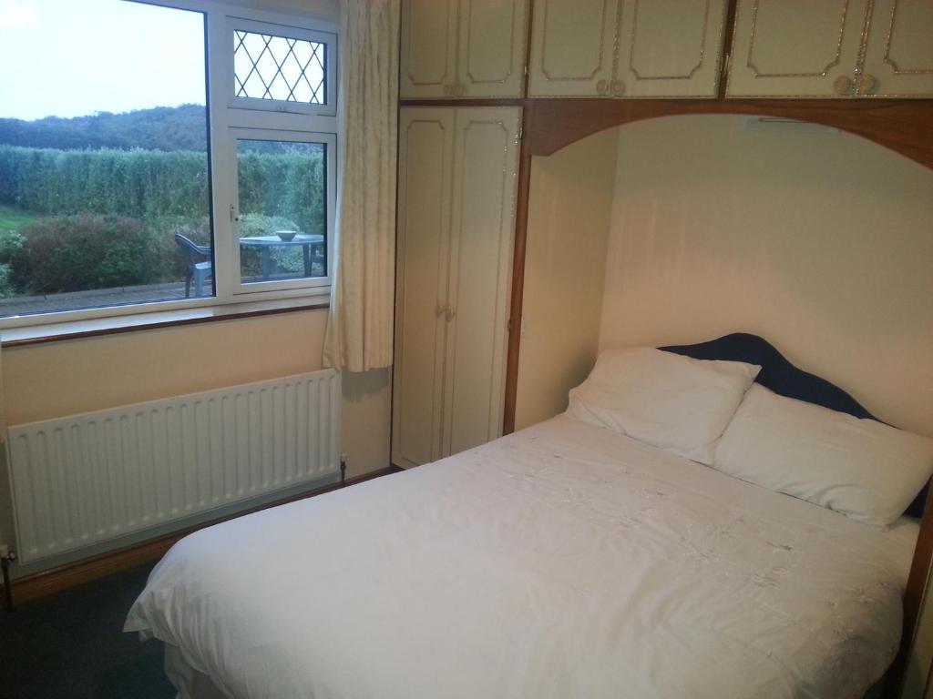 Postel nebo postele na pokoji v ubytování Aran View - Radharc Arainn B&B