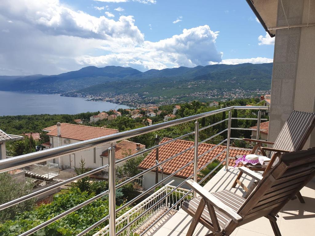 einen Balkon mit einem Stuhl und Blick auf das Wasser in der Unterkunft Apartment Alina, Kastav in Kastav