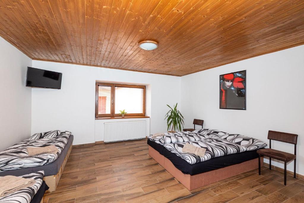 Postel nebo postele na pokoji v ubytování Apartmány Pod Řípem