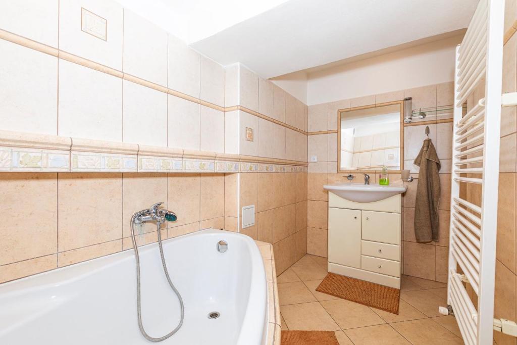 Koupelna v ubytování Apartmány Pod Řípem