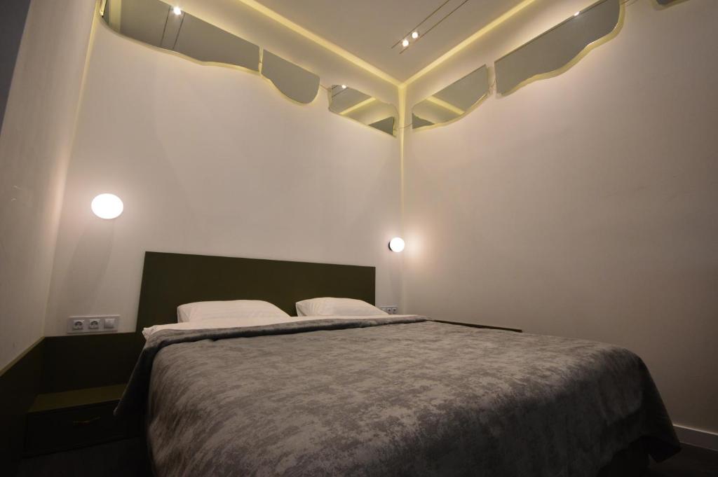 um quarto com uma cama com duas almofadas brancas em Kyiv Solaris Studio em Kiev