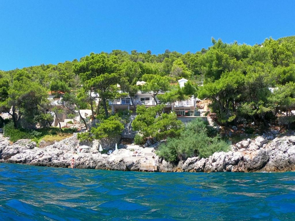 een eiland met huizen op een rotsachtige kust bij Ratak House in Prizba