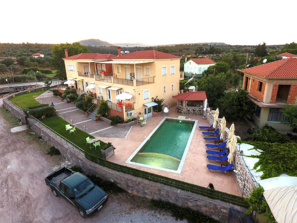 una vista aérea de una casa con piscina en Palaiologou Panorama Apartments en Mantamádos