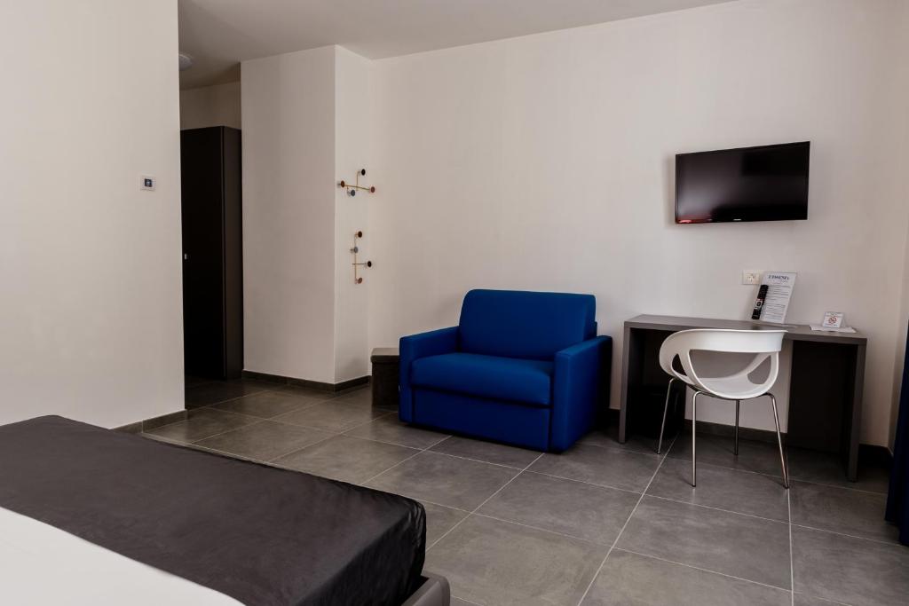 TV a/nebo společenská místnost v ubytování L'Essenza Hotel