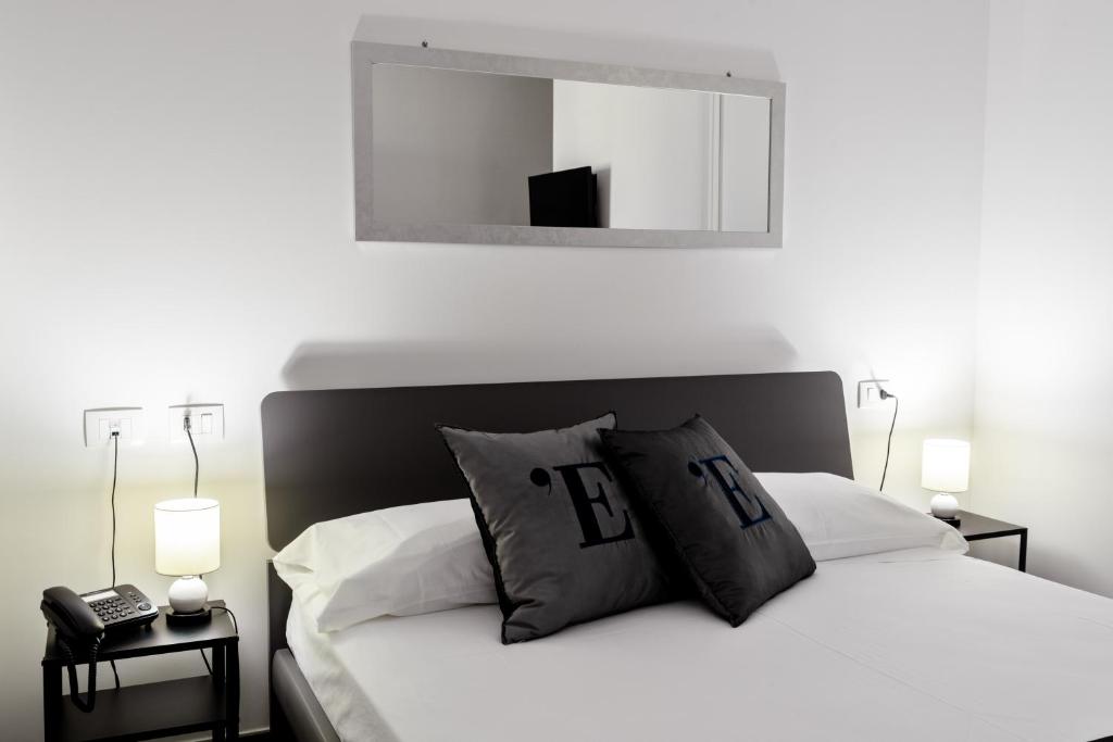 Postel nebo postele na pokoji v ubytování L'Essenza Hotel