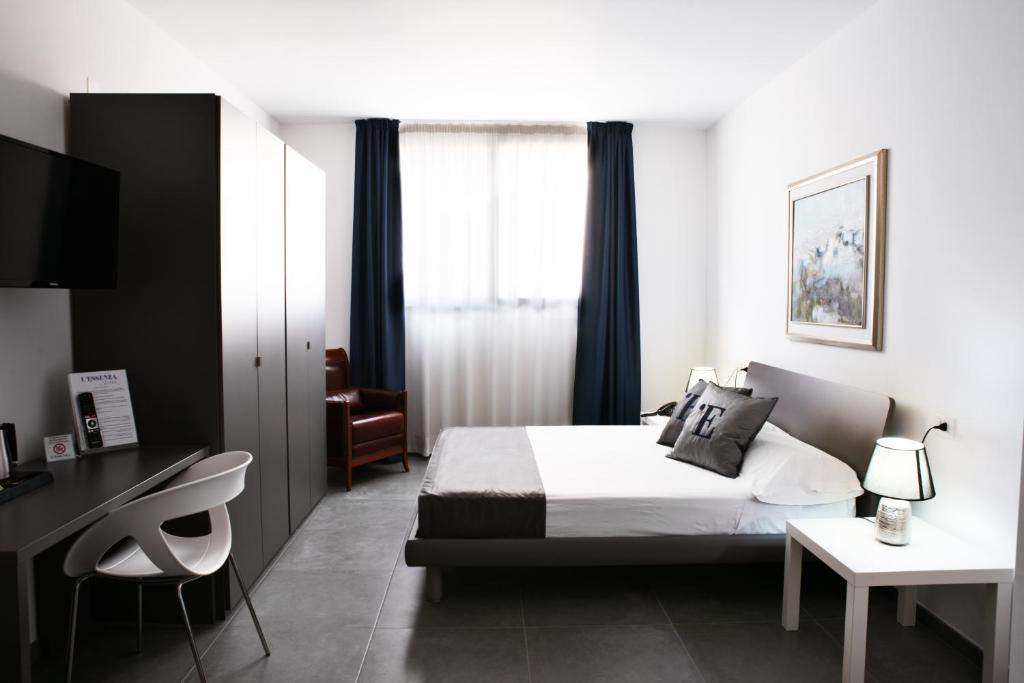 Postel nebo postele na pokoji v ubytování L'Essenza Hotel
