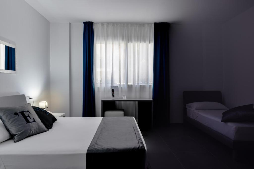 Postel nebo postele na pokoji v ubytování L'Essenza Hotel