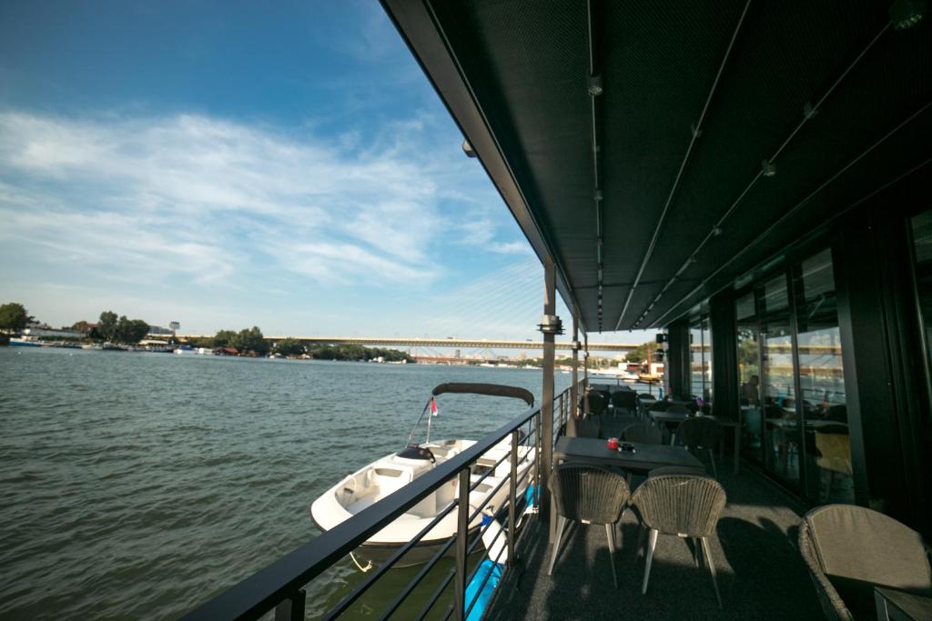 Výhled na řeku, která protéká v blízkosti hotelu