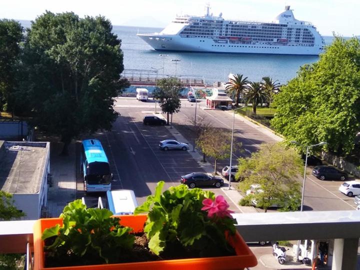 un bateau de croisière est amarré dans un parking dans l'établissement Konstantin Apartment, à Kavala