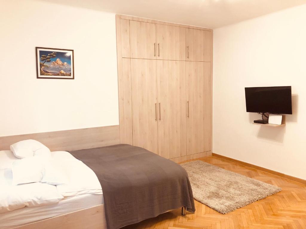 Posteľ alebo postele v izbe v ubytovaní Heroes’ Residence II
