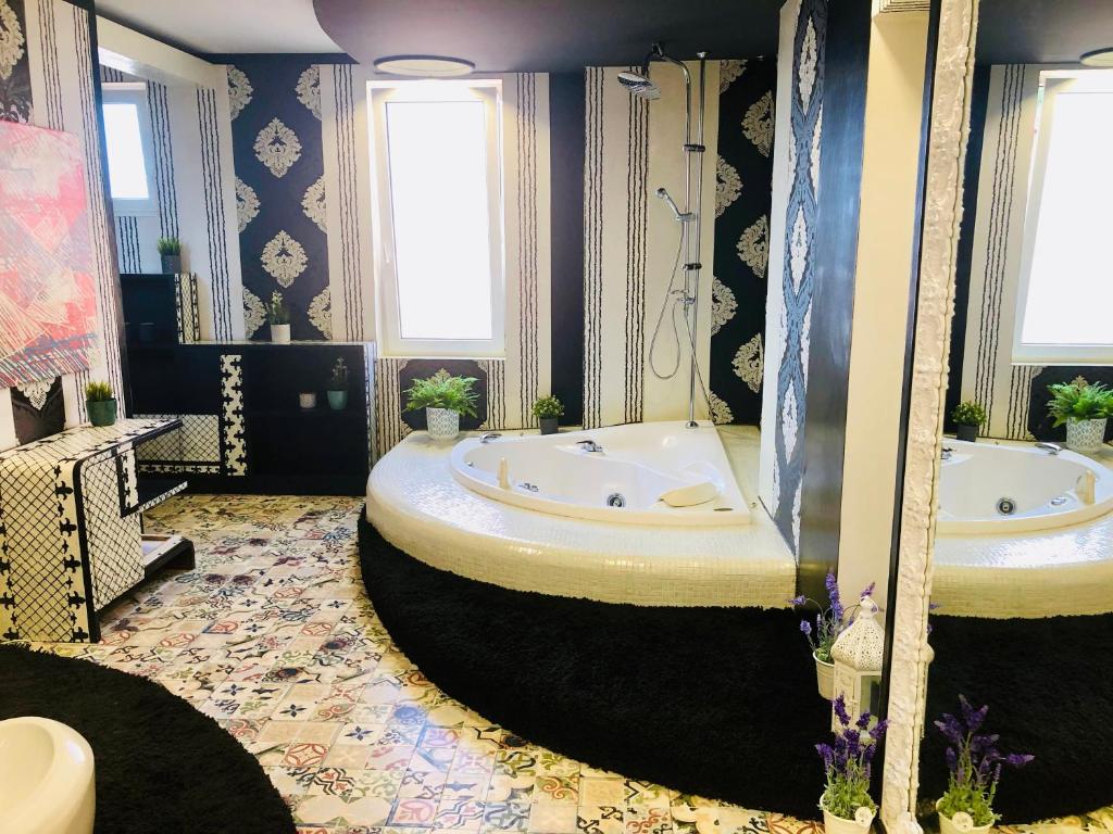 Phòng tắm tại Golden Pearl - jacuzzi top center luxury apartment